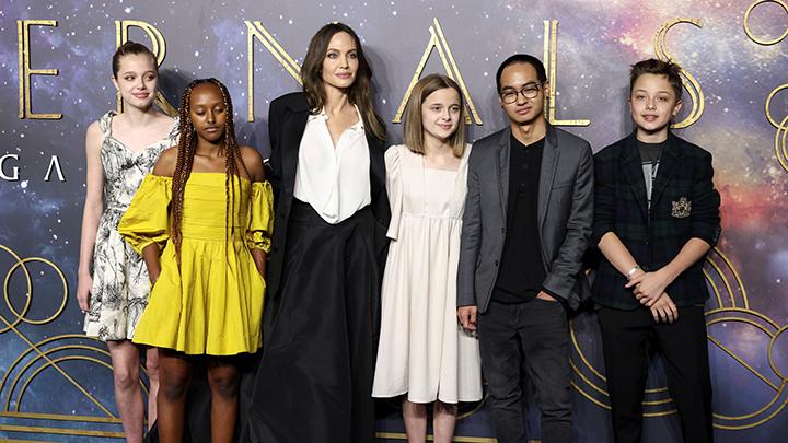 Shiloh Jolie-Pitt Tampil Feminim Bersama Ibunya, Angelina Jolie 