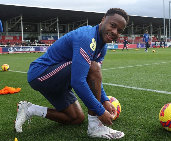 Pep Guardiola Sebut Barcelona Bisa Gaet Raheem Sterling