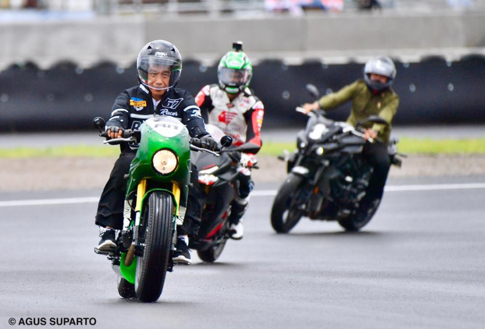  Jelang MotoGP 2022, Jokowi Coba Dulu Aspal Sirkuit Mandalika Untuk Balapan