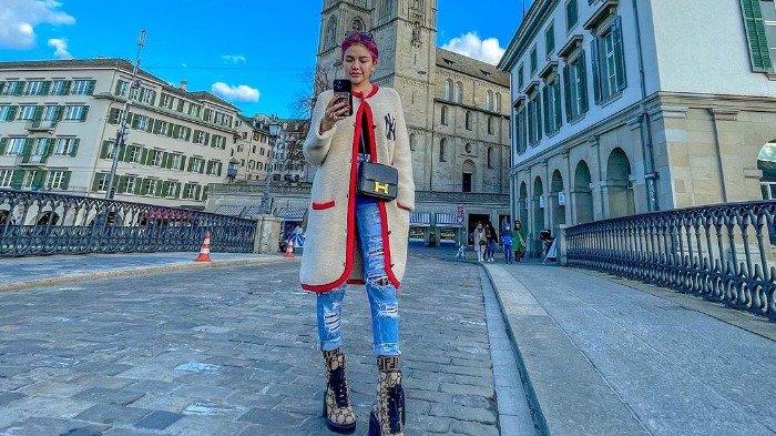 Rambut Ungu Nikita Mirzani Saat Liburan ke Switzerland