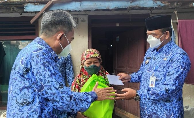Dalam Rangka Menyambut HUT Korpri ke-50, Pemkot Tangerang Bagikan Paket Sembako