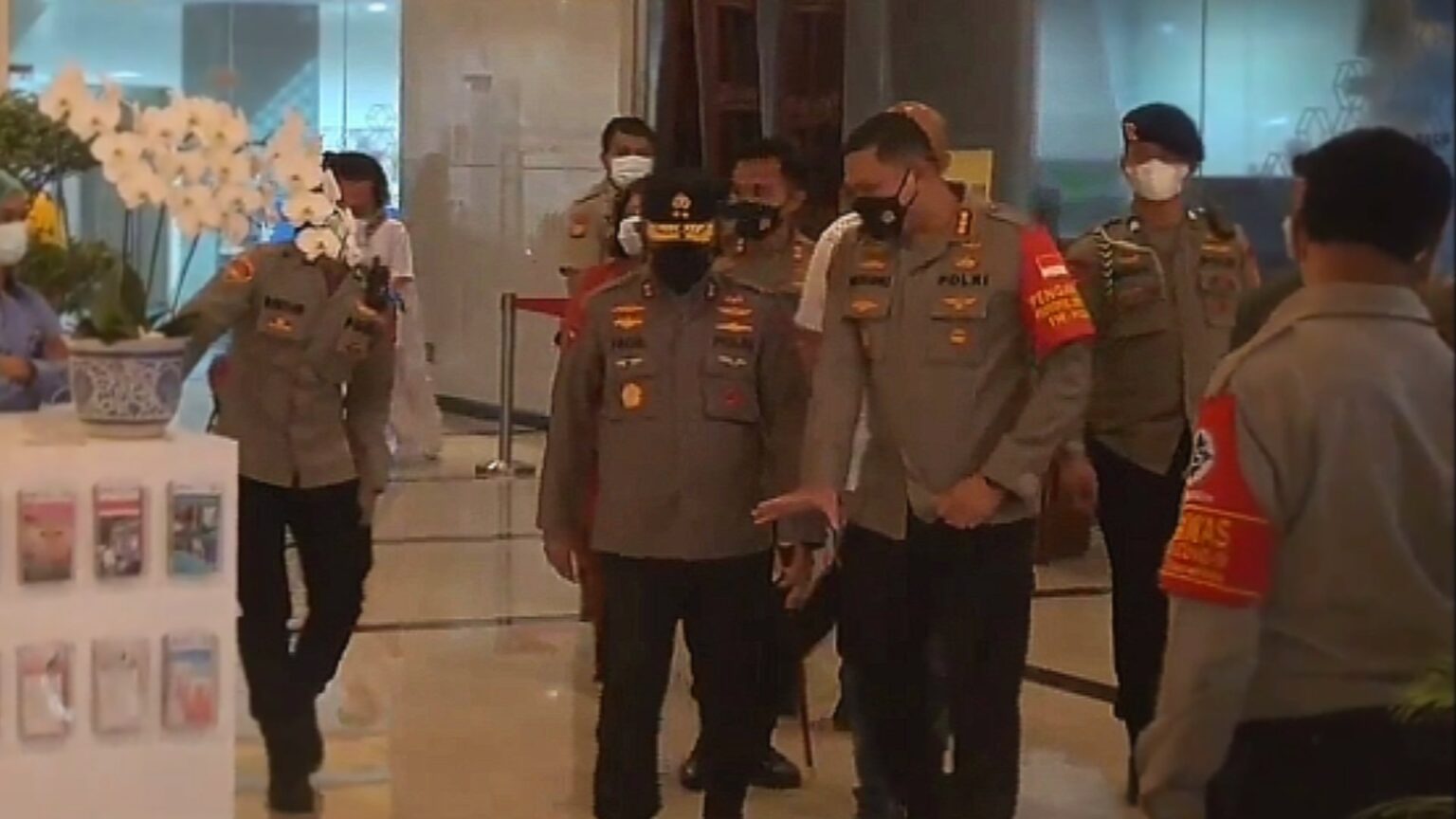 Kapolda Metro Jaya Jenguk Anggotanya yang Ditabrak Komplotan Narkoba