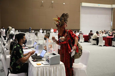 Unik, Ikut Tes Calon KPU dan Bawaslu Pria ini Kenakan Pakaian Adat