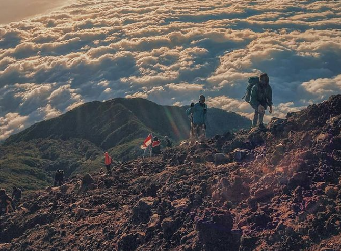 Menilik, Misteri Gunung Slamet dan Mitos Peninggalan Kerajaan Majapahit