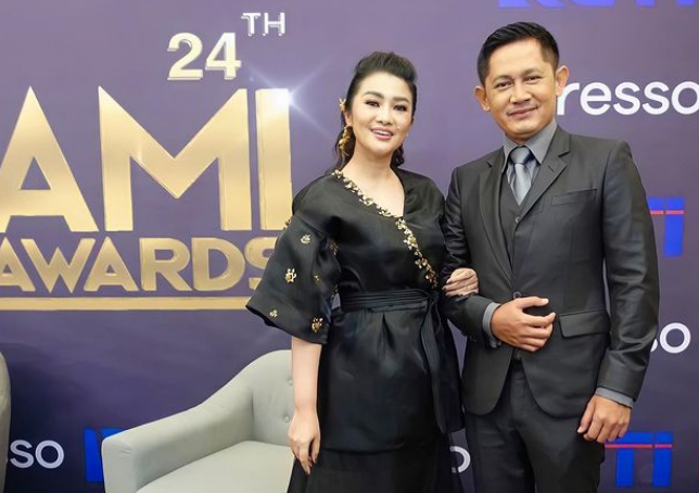 Stres 7 Tahun Belum Diberi Momongan, Fitri Carlina Izinkan Suami Menikah Lagi