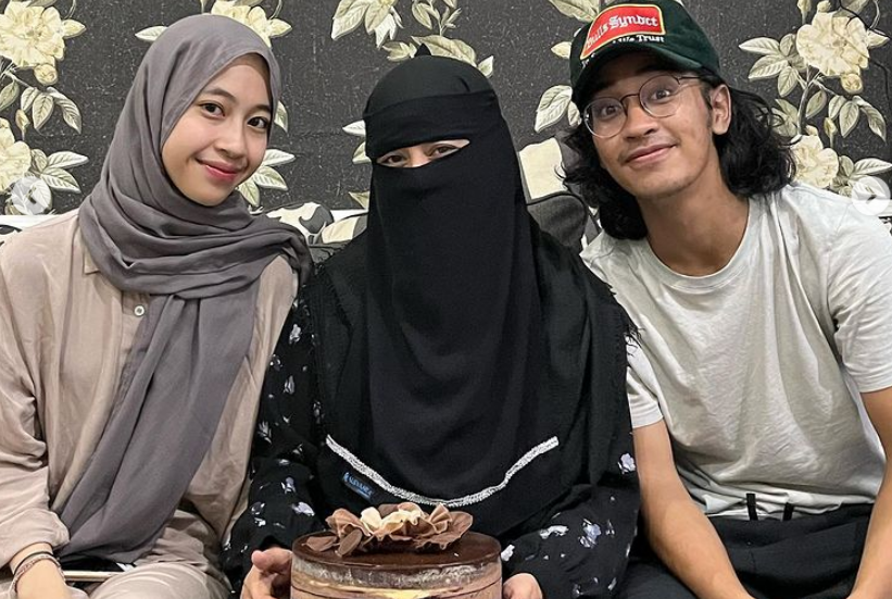 Umi Pipik Rayakan Ultah ke-44 di Rumah Bersama Keluarga