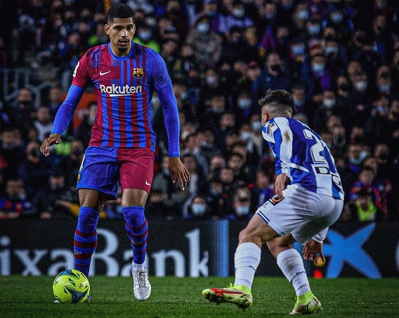 Bek Tengah Barcelona Tergoda Hijrah ke Liga Premier Inggris