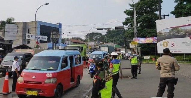 Mengalau Massa Reuni 212, Polisi Sekat Jalan Daan Mogot