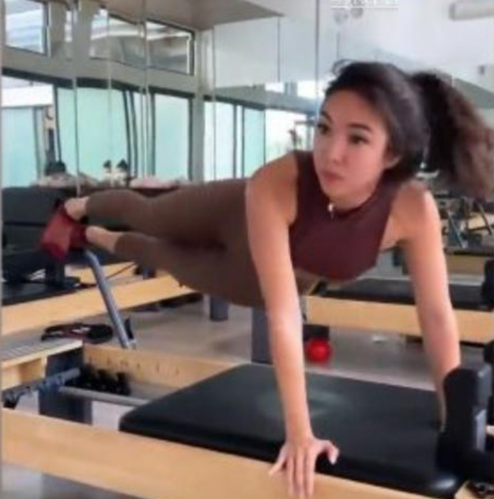 Gisel Pamer Body Hot Dengan Bra Coklat Saat Pilates, 