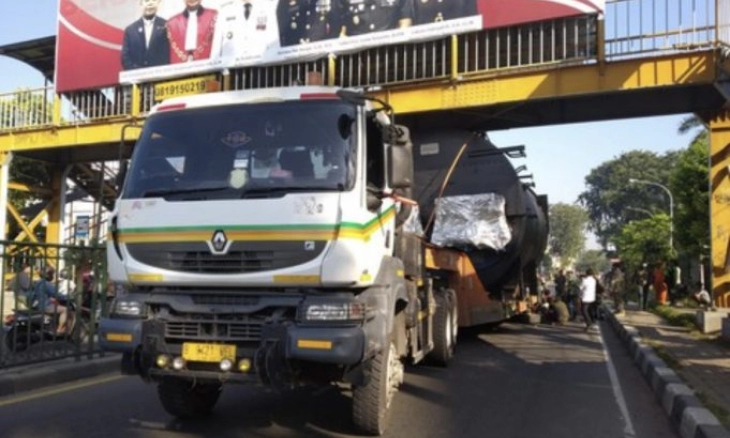 Truk Tangki Tersangkut JPO Grand Mall Kranji Bekasi Berhasil Dievakuasi