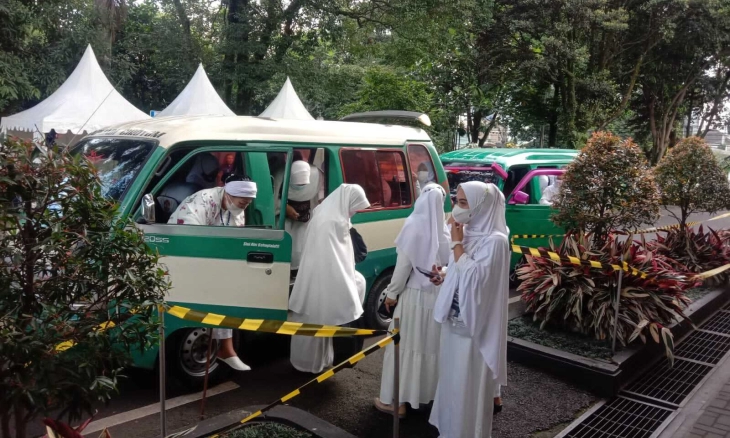 Gedung Negara Pakuan Masih Ramai Dikunjungi Warga yang Ingin Doakan Eril