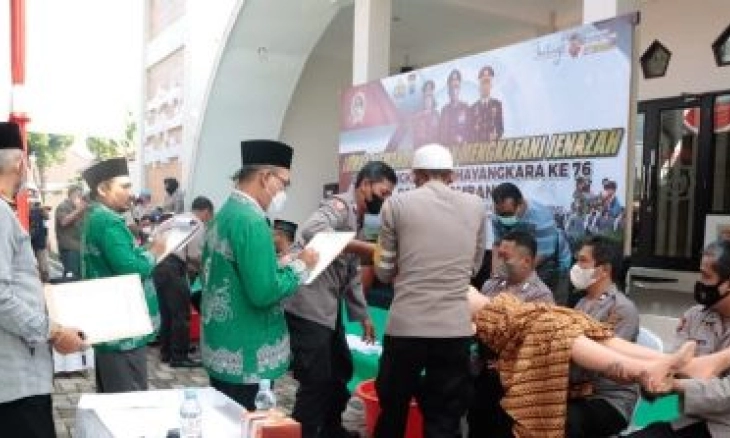 Peringati Hari Bhayangkara ke-76 Polres Jombang Gelar Lomba Mandikan dan Kafani Jenasah