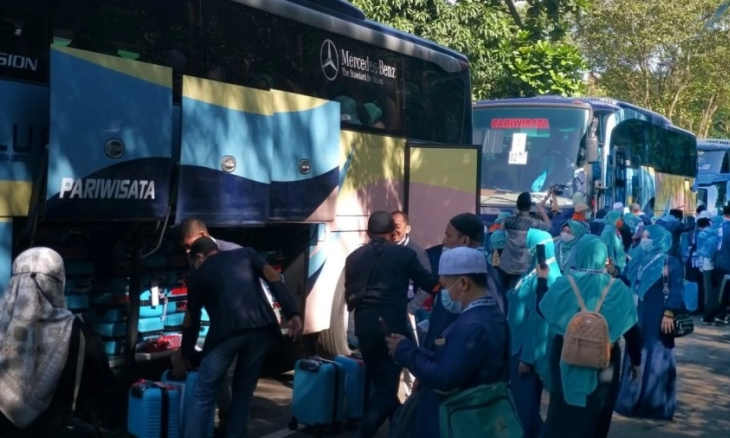 Menag Lepas Ratusan Jemaah Umrah di Asrama Haji Pondok Gede