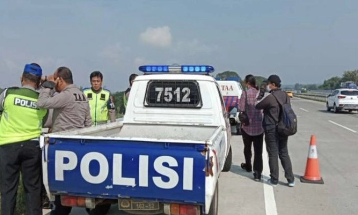 Kecelakaan Libatkan 4 Bus, Truk dan Innova di Tol Karanganyar, 1 Tewas