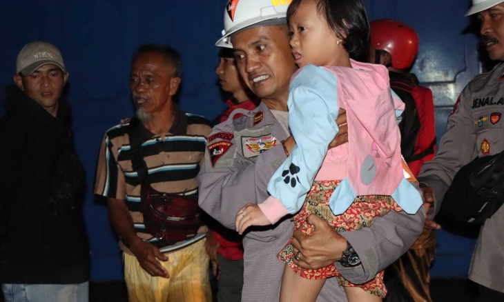 Anggota Brimob Evakuasi Ibu Hamil dari Kepungan Banjir 