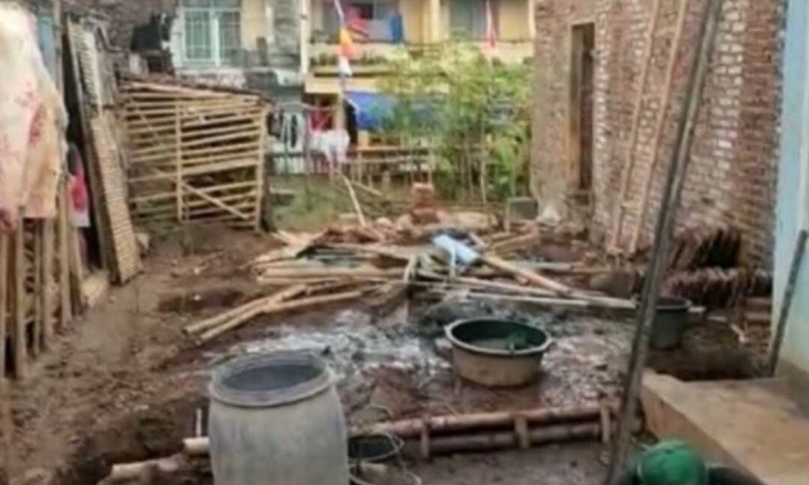 Wanita Rentenir Robohkan Rumah karena Belum Bayar Hutang Rp1, 3 Juta