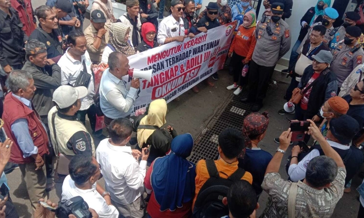 Dugaan Premanisme Oknum Pejabat, Wartawan Kepung Kantor Pemkab Karawang