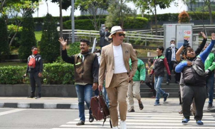 Kang Emil jadi Model Citayam SCBD Fashion Week 