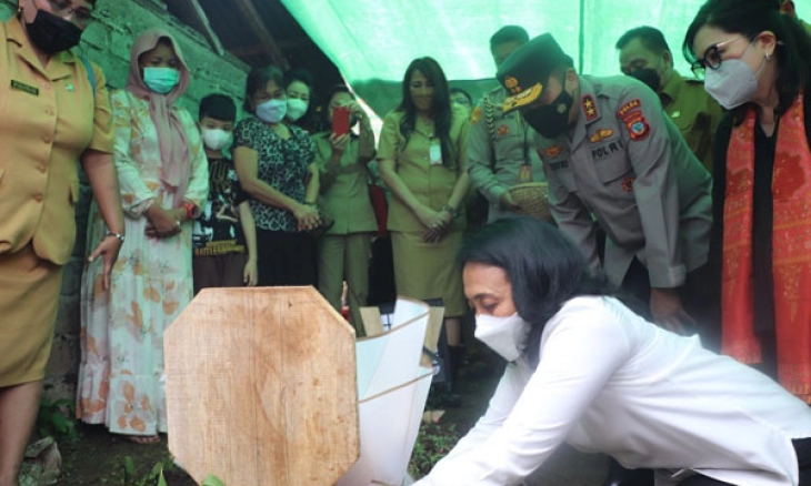 Menteri PPPA Ziarah ke Makam Bocah Perempuan Diduga Korban Kekerasan Seksual