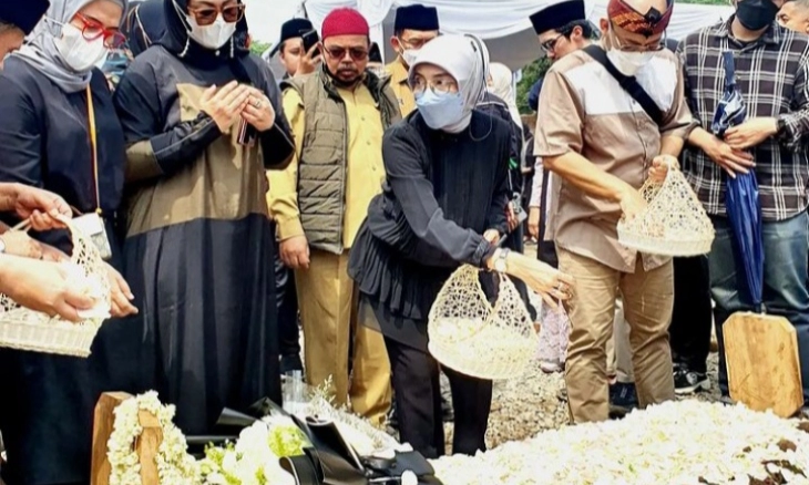 Teh Celli Bupati Karawang Berdoa di Pusara Eril