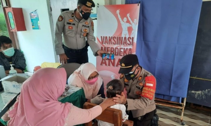 Dikasih Kue dan Disetelkan Video Kartun, Anak Takut Jarum Akhirnya Sukses Disuntik Vaksin
