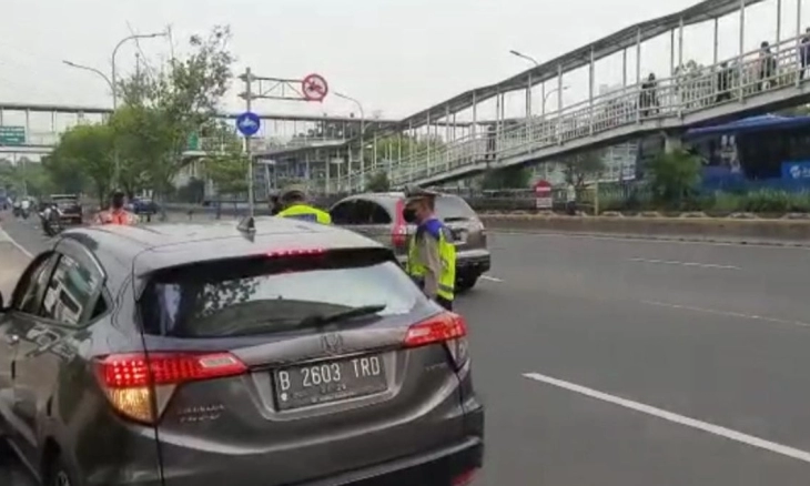 Hari Pertama Ganjil-genap, Puluhan mobil Kena Razia di Jalan Pramuka