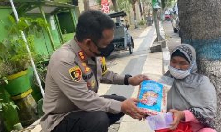 Kapolres Lamongan Gelar Gerakan Humanis Polisi Peduli Berbagi Sembako kepada Disabilitas