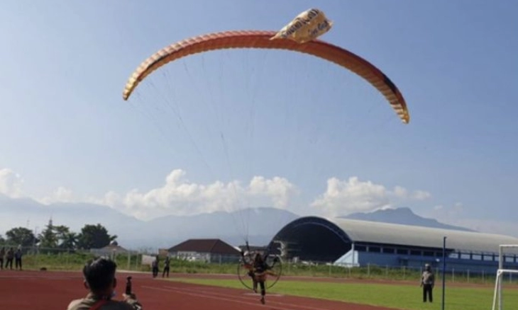 Polisi Pantau Arus Balik Pemudik dengan  Terbang Pakai Paralayang dan Paramotor di Jalur Garut
