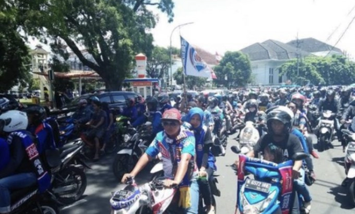 Aremania Konvoi Sambut Sang Juara Piala Presiden 2022