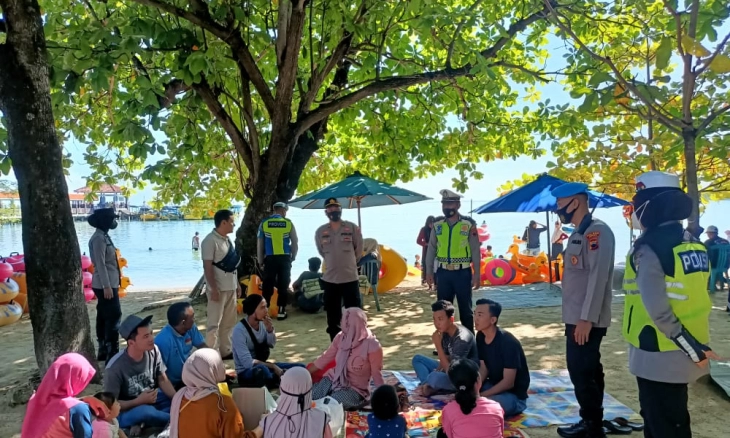 Tim Siaga Polres Jepara Imbau Wisatawan di Pantai Waspada Gelombang Tinggi