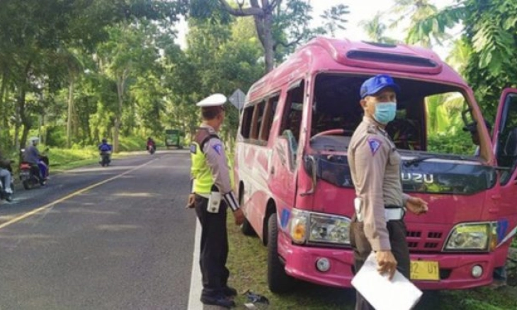 Mobil Travel Terguling, 15 Penumpang Terluka