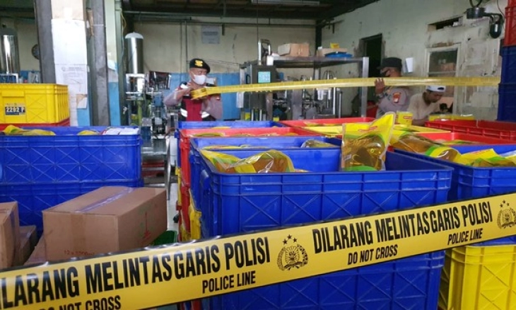 Gudang Repacking Minyak Goreng Merek Wasilah 212, Polrestro Depok Cek Isi Kandungan Minyak Goreng