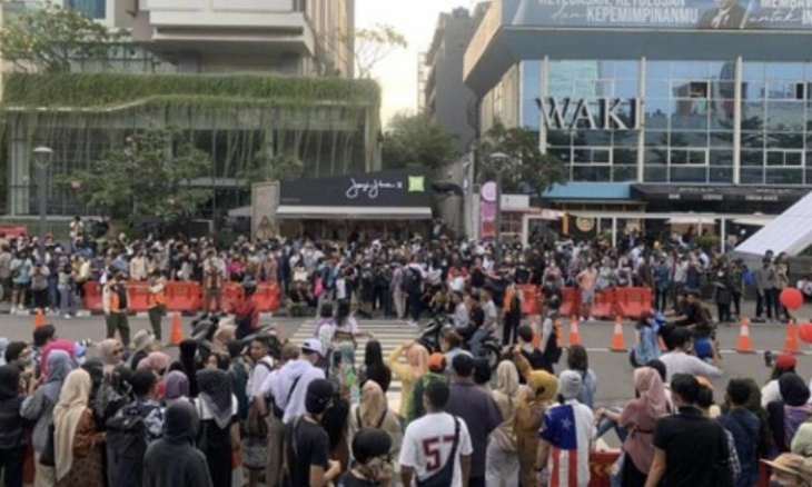 Bocah Perempuan di Depok Sendirian Catwalk di Zebra Cross, Viral