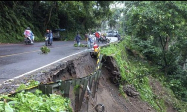 Jalur Gumitir Banyuwangi-Jembar Longsor