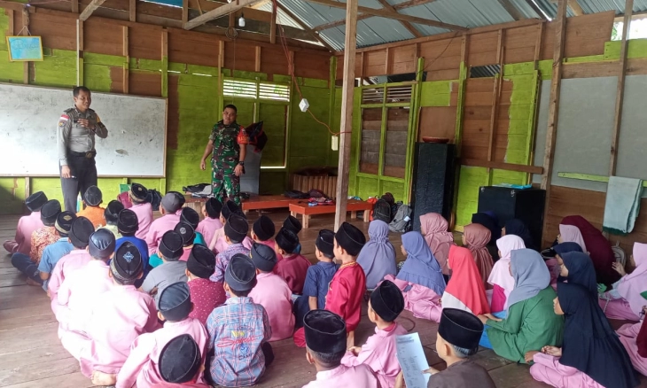 Bhabinkamtibmas dan Babinsa Ajarkan Siswa Madrasah di Pulau Terluar Bahasa Indonesia dan Inggris