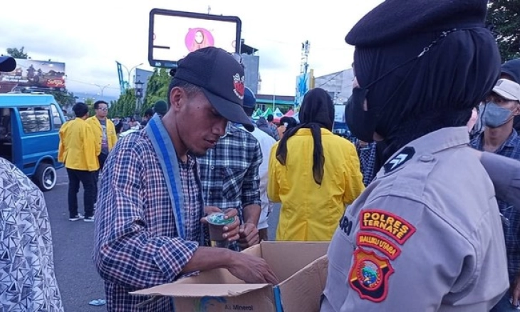 Polwan Polres Ternate Bagikan Takjil kepada Massa Aksi 