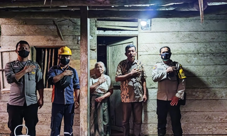 Polsek Lahewa Bantu Warga yang Tidak Memiliki Penerangan Listrik