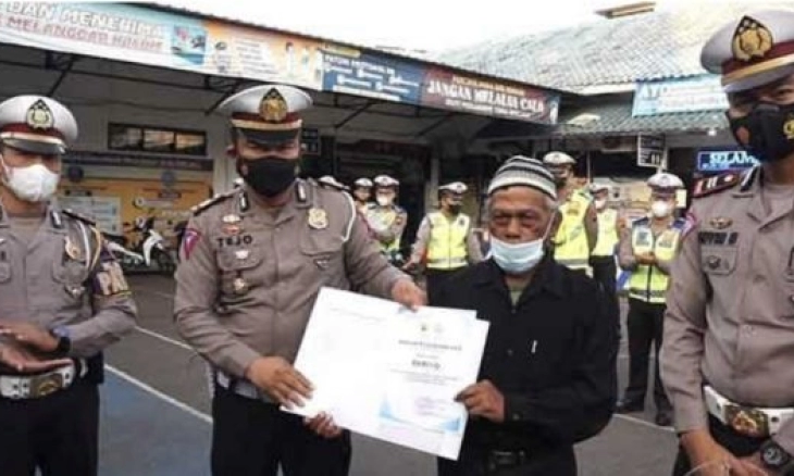 Tukang Becak yang Suka Menyeberangkan Anak Sekolah Dapat Penghargaan