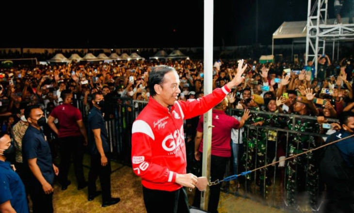 Semalam di Ende, Jokowi dan Iriana Nikmati Musik Slank dan Kla Project