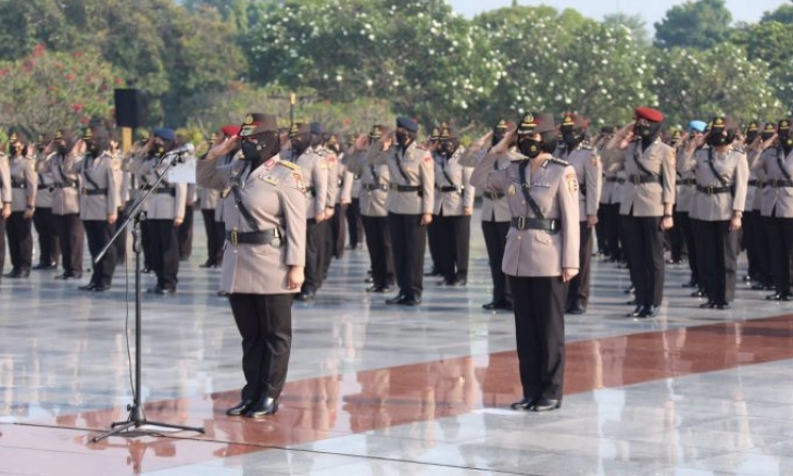 Peringati HUT ke-74, Polwan RI Gelar Tabur Bunga di TMP Kalibata