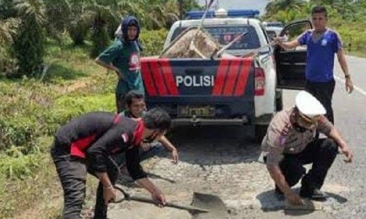 Nyaman Mudik, Polres Aceh Singkil Tambal Jalan Rusak