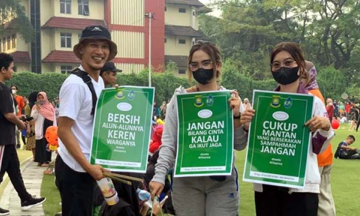Puluhan Aktivis Lingkungan Hidup Gelar Aksi Bersih di Lapangan Ahmad Yani