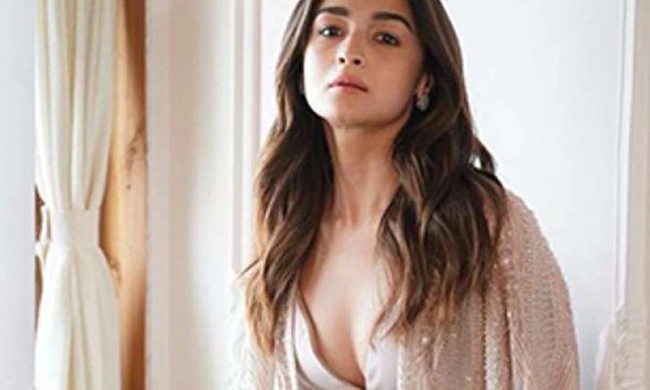 Posting Foto Seksi, Alia Bhatt Mengejutkan Banyak Orang