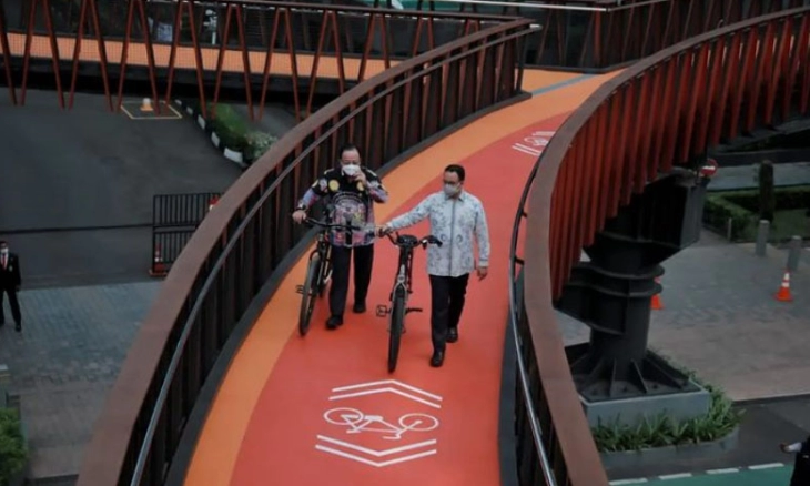 Resmi Digunakan, Anies Baswedan Jajal Sepeda di JPOS Phinisi Karet-Sudirman