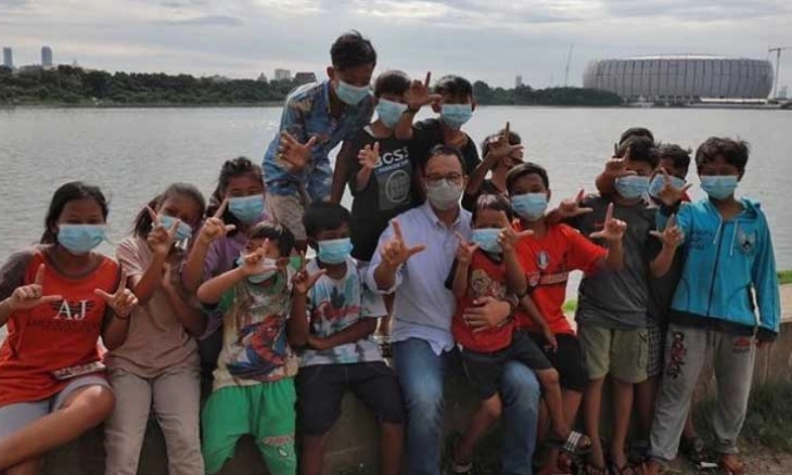 Momen Anies Baswedan Bercanda Bersama Anak-anak Ditepi Danau Berlatar Belakang JIS