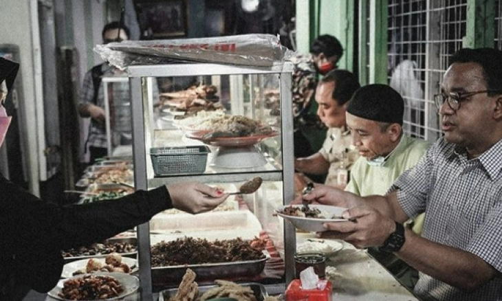 Kedua Kalinya Anies Baswedan Makan Siang di Warteg Peong 