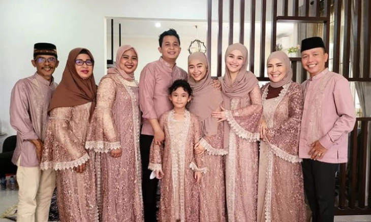 Penampilan Hijab Ayu Ting Ting Disindir Netizen