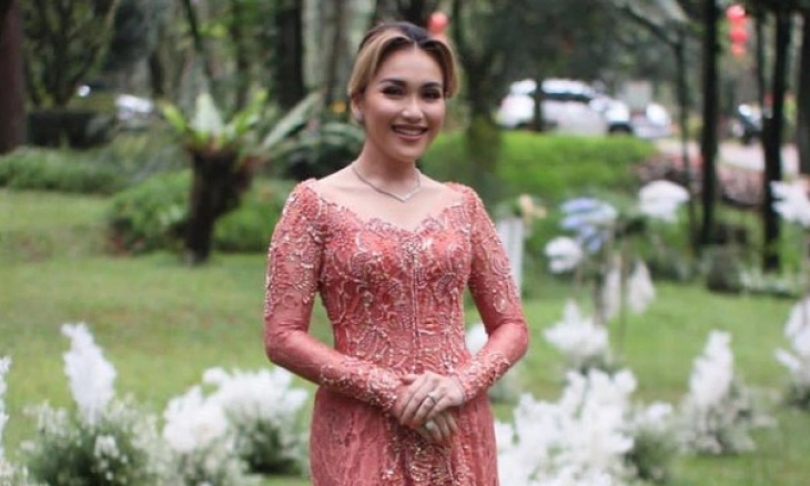 Ayu TIng Ting dan Bilqis Tampil Kompak dengan Kebaya di Lamaran Assyifa