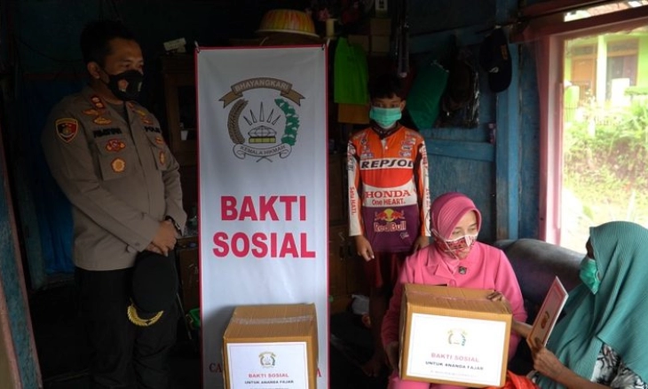 Polres Taksimalaya Bantu Anak 14 Tahun yang Cari Nafkah Demi Obati Penyakit Jantung Ibunya