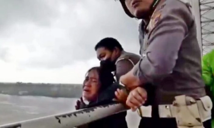 Anggota Satlantas Batola Gagalkan Wanita Mau Bunuh Diri di Jembatan Rumpiang